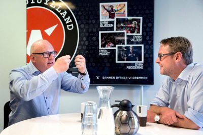 Claus Steinlein inviterede Hans Henrik Okstrøm, direktør i Nordea i Herning, til en kop kaffe og en snak, der blandt andet kom til at handle om altid at være glad uden at blive opfattet som lalleglad.
