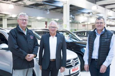 Holger Helle, til venstre, har solgt Bilernes Hus til Bjarne Nielsen. Ivan Dyrlund, til højre, fortsætter på direktørposten. Bygningerne på Bredhøjvej har Bjarne Nielsen lejet sig ind. ?Foto: Jens Anker Tvedebrink