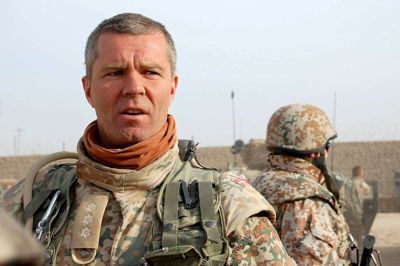Hvis man vil have sin medarbejdere til at følge sig gennem kugleregn - både i bogstavelig og overført betydning - skal man drage omsorg for dem, mener Kim Kristensen, der blandt andet var leder af den militære indsats i Helmand-provinsen i Afghanistan i 2007-2008. ? Foto: Charlotte Aagaard, Politikens Forlag
