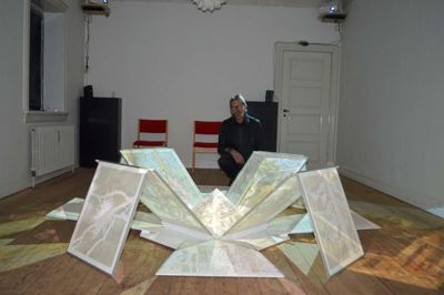 Ry-kunstneren Steen Rasmussen sammen med installationen »Forgængelighed«, der i den kommende tid kan ses i Galleri Spor 1 ved banegården i Brande. ?Foto: Flemming Thulstrup