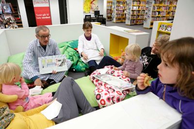 Ikast Bibliotek var med til Kulturnat for første gang. Det var først i form af godnathistorier for de mindste, og bagefter kunne de større børn og teenagere komme til biblioteket og blive sminket som zombier. ?Foto: Henrik Ole Jensen