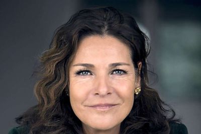 Lis Sørensen er på intim-koncert-turne, og intimt er netop hvad det er i Dagmar Bio. Her kommer hun helt tæt på publikum og omvendt. ?foto: Kim Kristensen