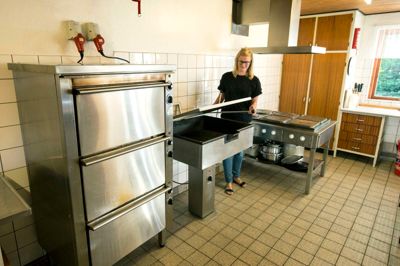 Man kan godt se, at køkkenet i Abildå Forsamlingshus ikke er verdens nyeste. Gitte Hauris og resten af bestyrelsen har netop fået tilsagn om at kæmpevindmøllerne uden for byen bidrager med 727.167 kroner til renoveringen, så blandt andet køkkenet kan blive næsten helt nyt. ?Foto: Tom Laursen