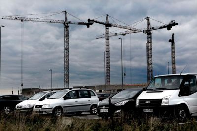 Foreløbig er det mest byggepladsens håndværkere og gæster, der bruger de parkeringspladser, der allerede er anlagt ved DNV-Gødstrup. Regionsrådet har endnu ikke besluttet, om man skal betale for at parkere ved supersygehuset, når det tages i brug om fire år. Foto: Henrik Ole Jensen