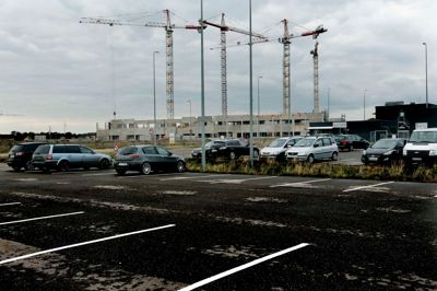 Foreløbig er det mest byggepladsens håndværkere og gæster, der bruger de parkeringspladser, der allerede er anlagt ved DNV-Gødstrup. Regionsrådet har endnu ikke besluttet, om man skal betale for at parkere ved supersygehuset, når det tages i brug om fire år. ?Foto: Henrik Ole Jensen