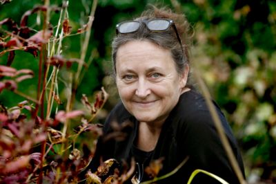 Lillian Lassen er uddannet zoneterapeut og åbnede for tre år siden klinik i privaten i Kibæk. Hun har for nylig også gennemført en uddannelse i alfa-kinesiologi, der er udviklet af stresskonsulent Ole Larsen. Han mener, at allergi er en betinget refleks, hvor en tidligere traumatisk tilstand er koblet sammen med for eksempel pollen, således at pollen senere kan fremkalde symptomerne fra den oprindelige tilstand. Hvis man dengang følte ubehag og fik næsen til at løbe, vil det samme ske igen, blot refleksen aktiveres af lidt pollen. Fordi allergi er psykisk, kan den behandles med psykologiske metoder. Man kan godt udvikle en ny allergi, selv om man er blevet den gamle kvit. Og så skal man igennem en behandling igen. ??foto: Henrik Ole jensen