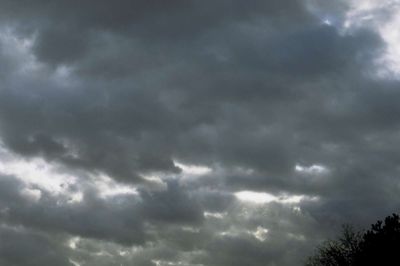 Efterårsskyerne kommer susende, men det holder tørt, spår meteorologerne. Foto: Colourbox