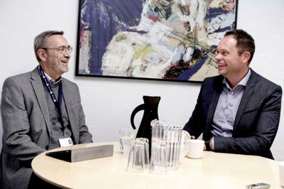 Torben Henriksen (t.v.) fik til Tirsdagstræf både opklaret, at Jacob Krogsgaard som selvstændig erhvervsdrivende er mønsterbryder i sin familie, og at han ser med stor optimisme på kraftig vækst i brintbranchen. ?Foto: Henrik Ole Jensen