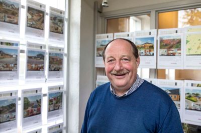 Selv om det er gået op og ned gennem årene som ejendomsmægler i Vildbjerg, så møder man som regel altid Johs. Pedersen med et smil på læben. ?Foto: Tom Laursen