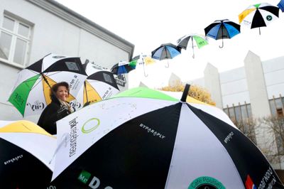 Paraplyer på gågaden i Herning. Foto: Henrik Ole Jensen