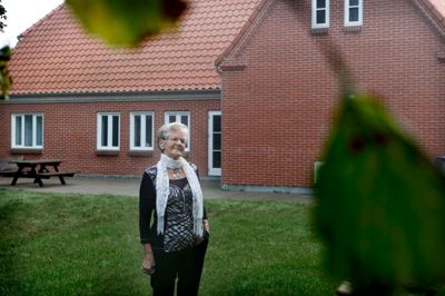 Grethe Kamstrup er fascineret af Sandet Hotel og dets historier. Det har hun skrevet en bog om, der udkommer onsdag 28. oktober. Værket offentliggøres ved en reception på Sandet Hotel. Grethe Kamstrup bor i Sdr. Felding, og det er hendes debut som forfatter. ?? foto: Henrik Ole Jensen