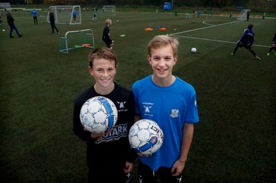 Anders Nicolajsen og til højre Mads Frølund kombinerer skolegang i talentklassen på Skolen på Sønderager med fodbold på højt niveau i Herning Fremad.?foto: henrik ole jensen