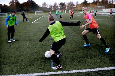 Herning Fremads træningsanlæg lægger kunstgræs til tre træninger - i vintersæsonen to - fra morgenstunden for elever fra Skolen på Sønderager. ?foto: henrik ole jensen