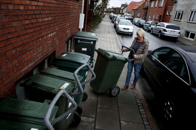 Elsebeth Boel Børsting behøver ikke længere slæbe sin skraldespand op for enden af vejen. Et parkeringsforbud på den sydlige del af vejen medfører, at skraldebilerne igen kan komme igennem. ?FOTO: hENRIK oLE jENSEN