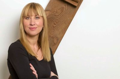 Karin Margarita Frei er fjerde generation af den danske familie Raben, som har herningensiske rødder. Hun er født i Argentina, men som 10-årig flyttede hun med sin familie til Spanien. Og som 17-årig flyttede hun ind hos sin mormor, som selv nogle måneder forinden var flyttet fra Argentina til Danmark, efter hun blev pensioneret som dansk præst i Den Danske Kirke i Buenos Aires. I dag bor Karin Margarita Frei i Søborg sammen med sin mand, professor Robert Frei. Karin Margarita Frei er ansat som seniorforsker ved Nationalmuseet, og har for nylig været aktuel omkring sin forskning, som afslørede, at Egtvedpigen kom langsvejs fra, og for et par år siden fortalte vi i Herning Folkeblad, at hun var blevet hædret med et legat på 100.000 kroner, fordi hun har udviklet en metode til at stedfæste forhistoriske tekstiler. En metode, som hun blandt andet har anvendt på Hammerum-pigen. Karin Margarita Freis yngste søster, Sigrid Schmidt, gik på Hammerum Fri- og efterskole og bor også i Danmark. ? PR-Foto