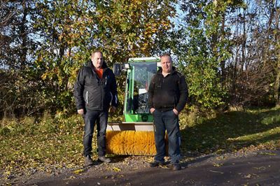 Fra venstre Michael Pagaard og Johnny Rasmussen. Fremover er det Johnny Rasmussen, der tager sig af snerydningen hos private i Sdr. Felding. ?privatfoto