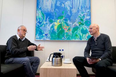 Biografchef Bjarne Raabjerg interviewer gymnasierektor Kurt Møller Pedersen, Ikast-Brande Gymnasium. ?Foto: Tom Laursen