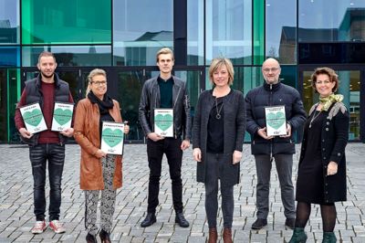 Vinderne i cityforeningens konkurrence »Byens bedste« er fundet. Fra venstre ses Umut Poyraz, Else Marie Klippert, Nicolai Thorsø Lauridsen, Kirsten De Gregorio, Salvatore De Gregorio samt citychef Annette Hansen Hindkjær.? Foto: Tony Brøchner
