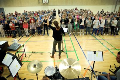 Korlederen Dorte Klausen stod foran de mere end 400 kordeltagere i Vildbjerg Skoles hal. Foto: Flemming Hansen