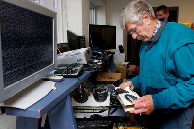 Leif Nielsen fra Ikast har lige købt en elektronisk p-skive til 50 kroner, og det er han godt tilfreds med.