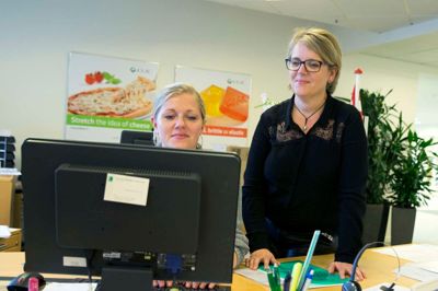 KMC-medarbejder Lone Nielsen (t.h.) har i arbejdet med personlig effektivitet noteret sig budskabet om, at man skal være bevidst om sin hverdag og sørge for at få nedbrudt nogle af de gamle og knap så produktive vaner. ?Foto: Tom Laursen