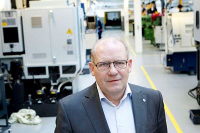 Selv om John Egebjerg nu går på pension, er hans engagement omkring erhvervsuddannelserne stadig lige stort. De seneste landstal for optaget til erhvervsuddannelser i 2017 viser, at det ikke er lykkes at få flere unge til at gå den vej, og andelen ligger uændret på 18,5 procent. - Der er intet, der tyder på, at man kan nå de politiske mål, og man er nødt til at tænke radikalt ud af boksen, hvis man skal løse det samfundsproblem, vi har. Jeg mener, at man skal lægge de almene gymnasier og erhvervsskoler ind under samme hat. Så skal man gøre erhvervsuddannelserne til professionsuddannelser, som så kan ligge i forlængelse af en eller anden gymnasial struktur, vurderer John Egebjerg. ? Foto: Flemming Hansen