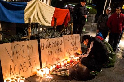 Rumænere bosat i Jylland havde meget på hjerte, da de mødtes på Torvet i Herning. Fra venstre: »Vi vil hjem,« »Danmark står sammen med jer« og »Vi betyder også noget. Vi vil have vores land tilbage.« Foto: Tom Laursen