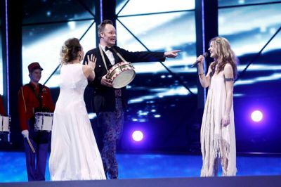 Jacob Riising ses her til Børne MGP sammen med Emmelie de Forrest, som vandt Det internationale Melodi Grand Prix i 2013. Han gæster sammen med Nicolaj Stokholm fem skoler i kommunen på tirsdag. Her underholder de elever med et show om ensomhed. Foto: Flemming Hansen