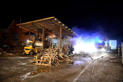 Flammerne bredte sig fra fyrrummet, og da der var placeret en masse paller lige udenfor, fik folkene travlt med at få pallerne væk fra farezonen. Foto: Holck Foto