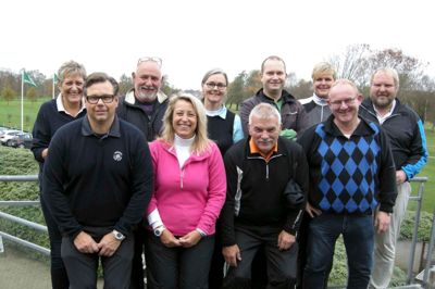 En hel stribe mennesker er involveret i begynderforløbet hos Herning Golf Klub. Bagerste række fra venstre: Susanne Jensen, Michael Handberg, Helle Voetmann, Jacob Merrild, Githa Hansen og Peter Winkel. Forreste række fra venstre: Leif Voetmann, Charlotte Hansen, Cai Scheel og Lars Larsen. På dagen manglede Annette Michelsen og Allan Nielsen. ?Privatfoto