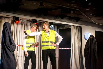 I Danmark er der ingen grænser. I hvert fald ikke for det groteske. Vildbjerg Revyen lagde fra land med et aktuelt emne om flygtningestrømmen. Foto: Tom Laursen