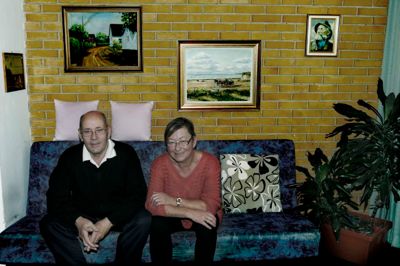 Kurt Hansen og Alice Larsen sidder i hendes far, stumpemarkedets stifter, Svend Aage Mortensens sofa. Det er her i hans hus, Stumpemarked planlægges og arrangeres. ?Foto: Henrik Ole Jensen