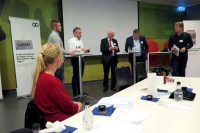 Fire paneldeltagere med meninger om livet på landet og en ordstyrer. Fra venstre er det Dennis Mølgaard Thiesen, formand for Idom-Råsted Borgerforening, Erik Vesløv, fabriksdirektør på Arla Foods Danmark Protein, Niels Laurits Thygesen, formand for International School, Ikast, Tommy Jespersen, administrerende direktør for KK Group, og aftenens ordstyrer, chefredaktør Troels Mylenberg, Fynske Medier. ?Foto: Flemming Larsen