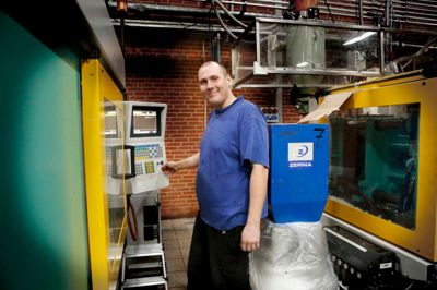 Søren Haurum er efter endt praktikperiode hos Kifa Plast nu ansat i virksomheden. Han har fået en plads som voksenlærling og er et år henne i sin uddannelse som plastmager. Han kom ud af det første hovedforløb med 10,2 i snit. Noget, som han for bare få år siden ikke havde troet, var muligt. ?foto: Henrik ole jensen