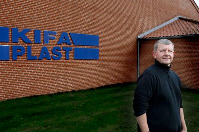 - Lige i øjeblikket er vi fuldt besat, hvad angår praktikanter fra kommunen. Der er simpelthen en venteliste på at komme herud, siger Kent Andersen, som er lagerchef og ansvarlig for Kifa Plasts rolle som virksomhedscenter. ?Foto: Henrik Ole Jensen