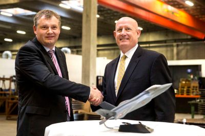 Multicut-direktør Lars Rasmussen (t.v.) ser frem til samarbejdet med Lockheed Martin. Jack Crisler, der er Lockheed Martins såkaldte F35-vice president, gav store roser til Vildbjerg-virksomheden. ?Foto: Tom Laursen