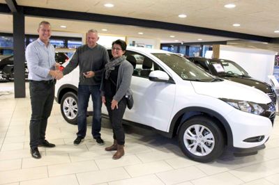 Laila og Danny Marcussen var i fredags en tur på besøg hos Bilforum, hvor de fik overrakt deres nye Honda HR-V af direktør Henrik Lysgaard. Bilen vandt de i forbindelse med Knæk Cancer-indsamlingen i uge 43.? Foto: Lene Toksvig