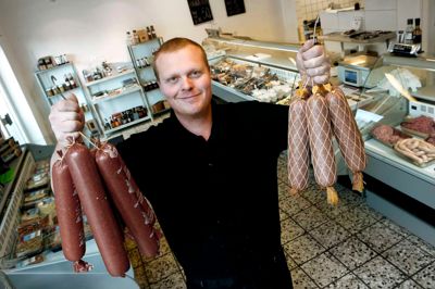 Per Bjerg har ikke plads nok i sit slagteri i Lind. Derfor flytter han i nye og større lokaler i den tidligere Rema 1000-bygning. Det skal give plads til en røgeovn til pølsemageriet, mere lagerplads i køl og frysere og en større butik. ?foto: henrik ole jensen