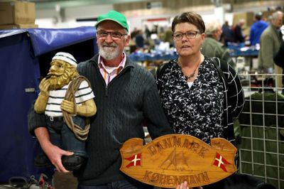Foto: Flemming Hansen. Mads og Birgit Kristensen, Skagen:
MK: - Jeg har købt et hjemmelavet skilt til en fiskekutter. Vi samler på dem, og jeg har 50 stykker, men jeg havde ikke et, der stod København på.
BK: - Jeg har købt ham »skipperen«, som min mand står med. Alt hvad der har med skibe og havet at gøre, går han op i.
