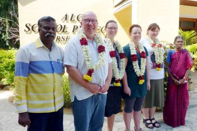 Vel ankommet til Indien, hvor Kent Lykke, Stine Brørup Kristensen, Line Lybker Jeppesen og Jannie Jakobsen blev modtaget med blomsterkranse. ?Privatfoto