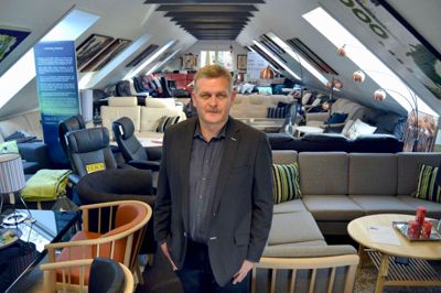 Både stueetagen og førstesalen er proppet med møbler. I Møbel Gården finder man alt fra senge til brugskunst. Langborde er en af de store sællerter. Jesper Knudsen elsker sit job, og han kunne ikke forestille sig at lave noget andet. Inden han blev selvstændig møbelhandler, arbejde han i landbruget. Foto: Kim Krasuld