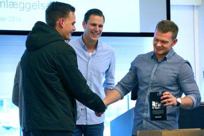 Nicolaj Hartung (i midten) og Niklas Linneberg fra JBS uddeler her førstepræmien til vindergruppen. ?PR-foto