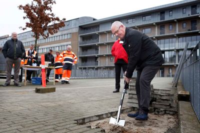 Finn Stengel Petersen (S), formand for Herning Kommunes Teknik- og Miljøudvalg, fik æren af at tage det første spadestik til den længe ventede ombygning af banegårdspladsen i Herning. ? Foto: Henrik Ole Jensen