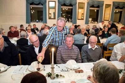 880 gange i alt måtte bestyrelsesmedlemmerne i Midtjysk Vinselskab bøje håndleddet for at skænke vin i glassene, da Årets Julevin i Herning 2015 i onsdags blev kåret i Kølkær Selskabslokaler.? Foto: Tom Laursen