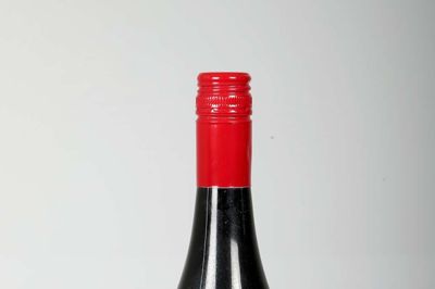 2012 Dead Letter Office, Shiraz,
Australien,
A Vinstouw, Lund.
Pris: 125 kroner (99 kroner per styk ved seks flasker).
Panelets kommentarer:
»Rund og fyldig, perfekt til and.«
»God, krydret vin.«
»God tørhed, lang eftersmag. Tanniner OK!«
?Foto: Flemming Hansen