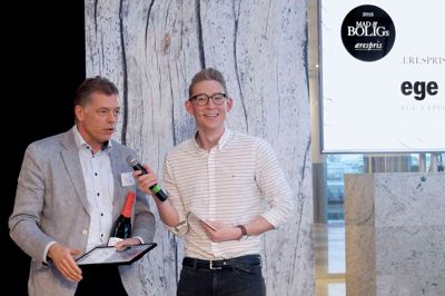 Egetæppers administrerende direktør Svend Aage Færch modtog prisen af konferencier Emil Thorup. ?Foto: Sara Marie Stent