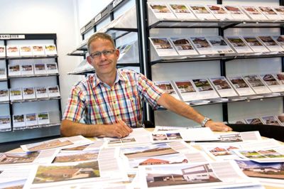 Allan Christensen fra Danbolig melder om markant mere aktivitet i ejendomsmæglerkædens afdeling i Herning. ?Foto: Tom Laursen
