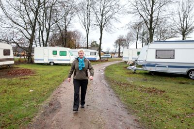 Man skulle næsten tro, at det var sommer at dømme efter antallet af campingvogne på Sunds Sø Camping. Forpagter Ingrid Borup Andresen har åbent på Sunds Sø Camping året rundt, og i øjeblikket har hun en del gæster på grund af de mange håndværkere, der arbejder på den nye motorvej mellem Herning og Holstebro. ? Foto: Tom Laursen