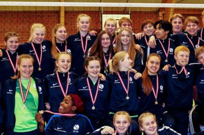 Idrætsefterskolen Ikast var suveræne og vandt både drenge- pigerækken. De skal til Beograd og repræsentere Danmark ved VM i skolevolleyball. ?Privatfoto
