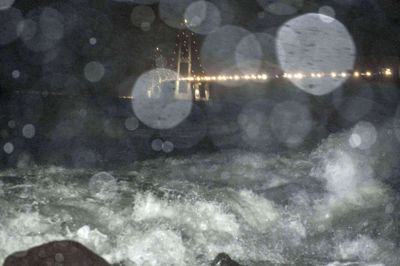 Det var ikke en Gorm i et glas vand, men en storm ved Blåvandshuk Fyr. Her blev der ved 19-tiden i aftes ifølge DMI målt vindstød af orkanstyrke. Foto: Polfoto